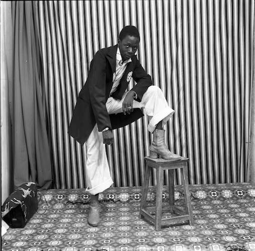 African Way : Malick Sidibé, Une pose avec mes bottines, 1978 Tirage argentique baryté 40 x 50 cm Courtesy Magnin-A